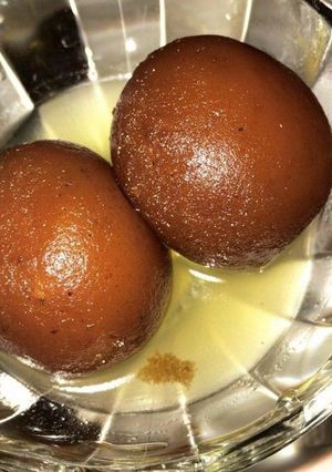 A picture of Gulab jamun.