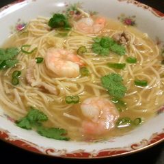 A picture of Pork & noodle broth with shrimp.
