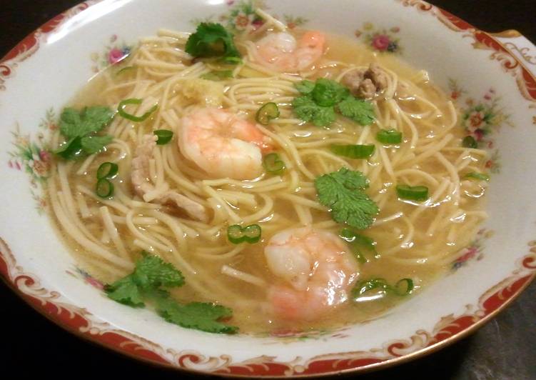 Pork &amp; noodle broth with shrimp