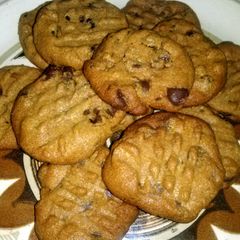 A picture of Peanut Butter & Chocolate Chip Cookies.