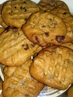 A picture of Peanut Butter & Chocolate Chip Cookies.