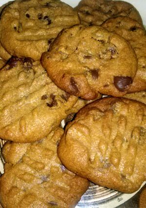 A picture of Peanut Butter & Chocolate Chip Cookies.
