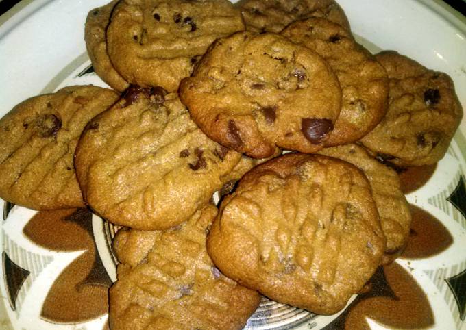 Peanut Butter & Chocolate Chip Cookies