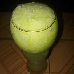 Una foto de Batido de manzana verde pepino y jengibre
