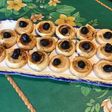 Feuilletés spirales aux olives noires, moutarde américaine, herbes et coulis de tomates