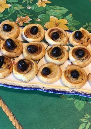 Une photo de Feuilletés spirales aux olives noires, moutarde américaine, herbes et coulis de tomates