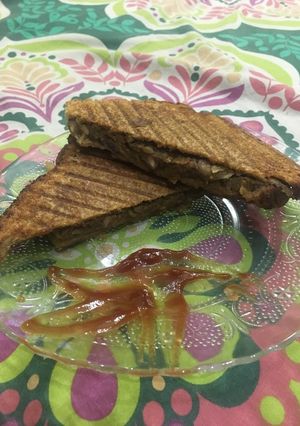 A picture of Dabeli masala sandwich.