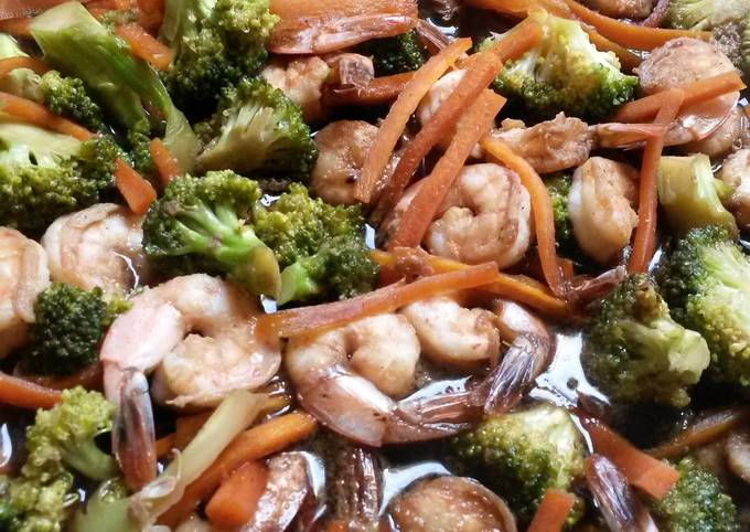 Prawns with vegetables in light sauce