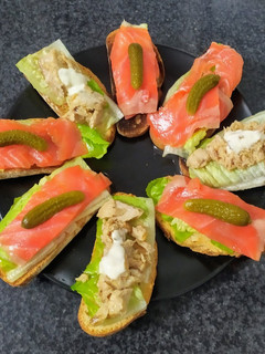 Una foto de Canapés de ventresca y trucha ahumada