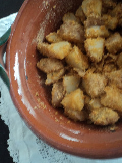 Una foto de Papas con pan molido, con chile en polvo