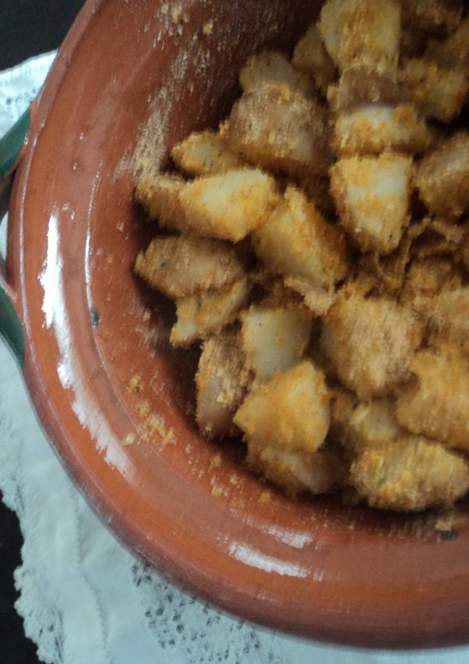 Una foto de Papas con pan molido, con chile en polvo