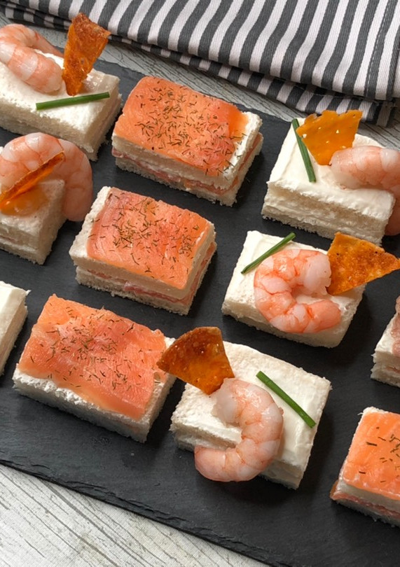 Una foto de Canapés de salmón y surimi