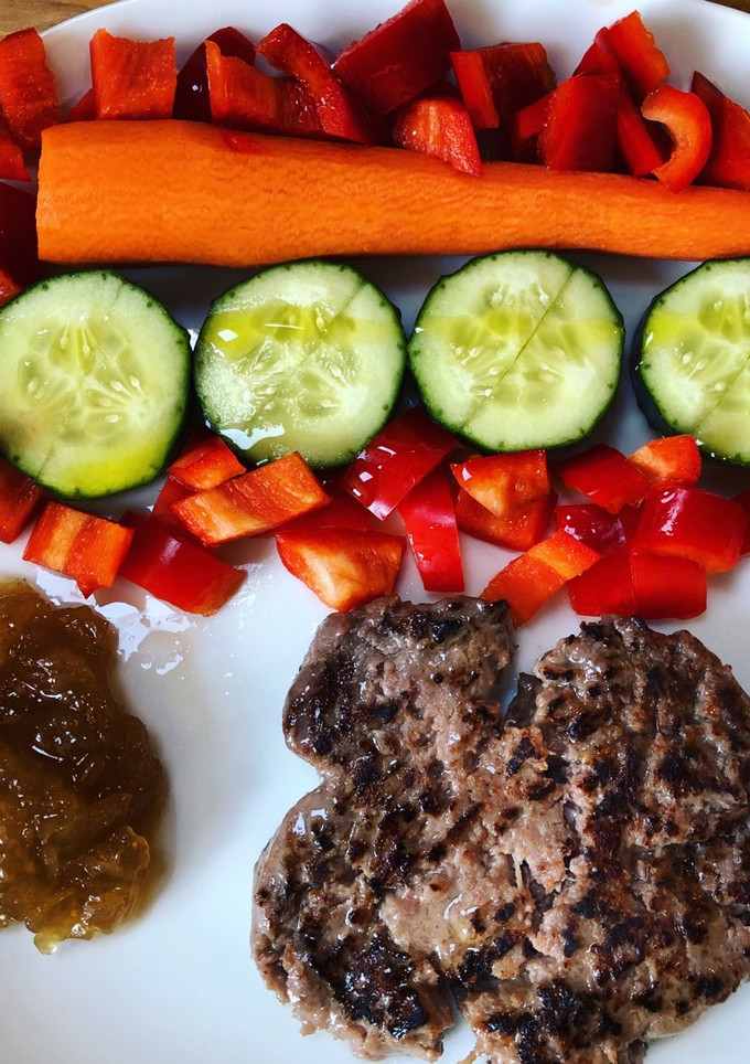 Una foto de Ensalada y hamburguesa