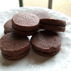 A picture of Ganache Cookie Sandwich.