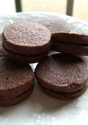 A picture of Ganache Cookie Sandwich.