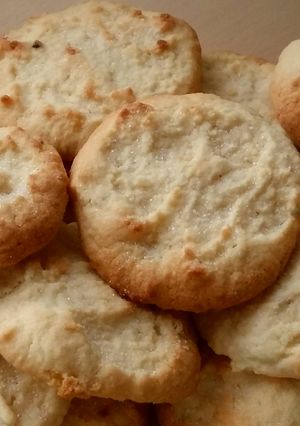 A picture of Vickys Mums Lemon & Cardamom Cookies, GF DF EF SF NF.