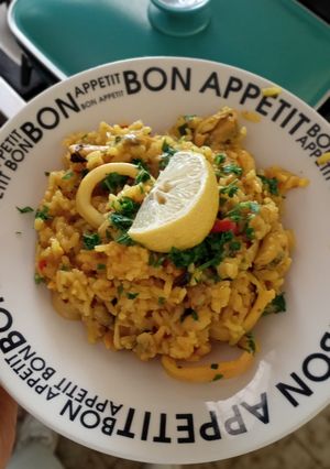 Una foto de Arroz con frutos de mar súper fácil