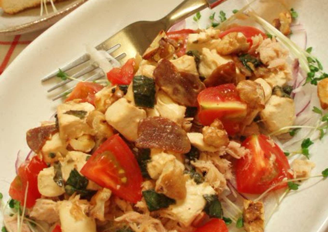 Spicy garlic sauce with schizophrenic leaves and cream cheese salad