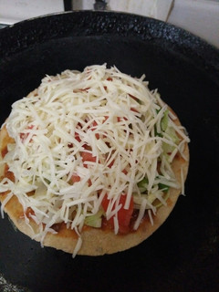 વ્હીટ બેઝ પીઝા (Wheat base Pizza Recipe in Gujarati) રેસીપી મુખ્ય ફોટો