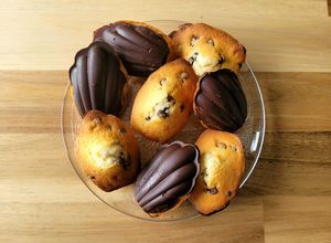 Une photo de ※ Madeleines aux pépites de chocolat et coques chocolat 🍫 ※