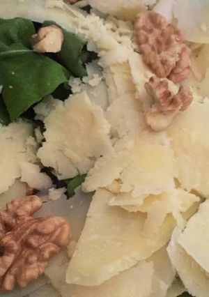 Una foto de Ensalada de rúcula y queso