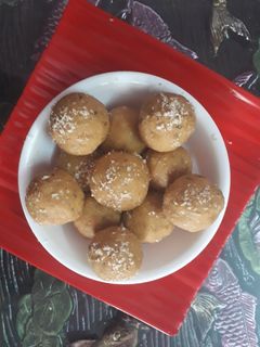 सूजी बेसन लड्डू (Suji besan laddu recipe in Hindi) रेसिपी मुख्य फोटो