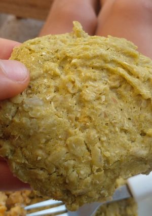 Una foto de Galletas tipo polvorón saladas de Arveja sabor Coco