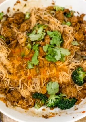 Una foto de Carne picada con noodles de arroz y brócoli
