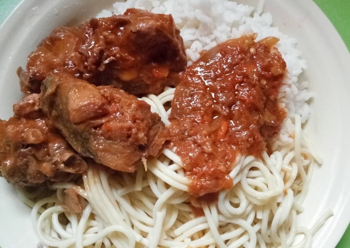 Rice and spaghetti with chicken stew