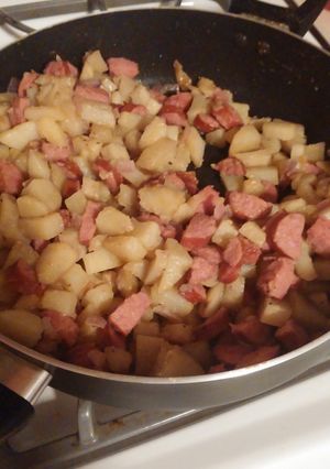 A picture of Kielbasa and Potatoes.