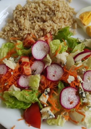 Una foto de Ensalada con loquetengas, arroz yamaní y huevo