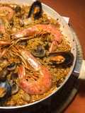 Paella de marisco en sartén, con caldo dashi, (Japón), paso a paso