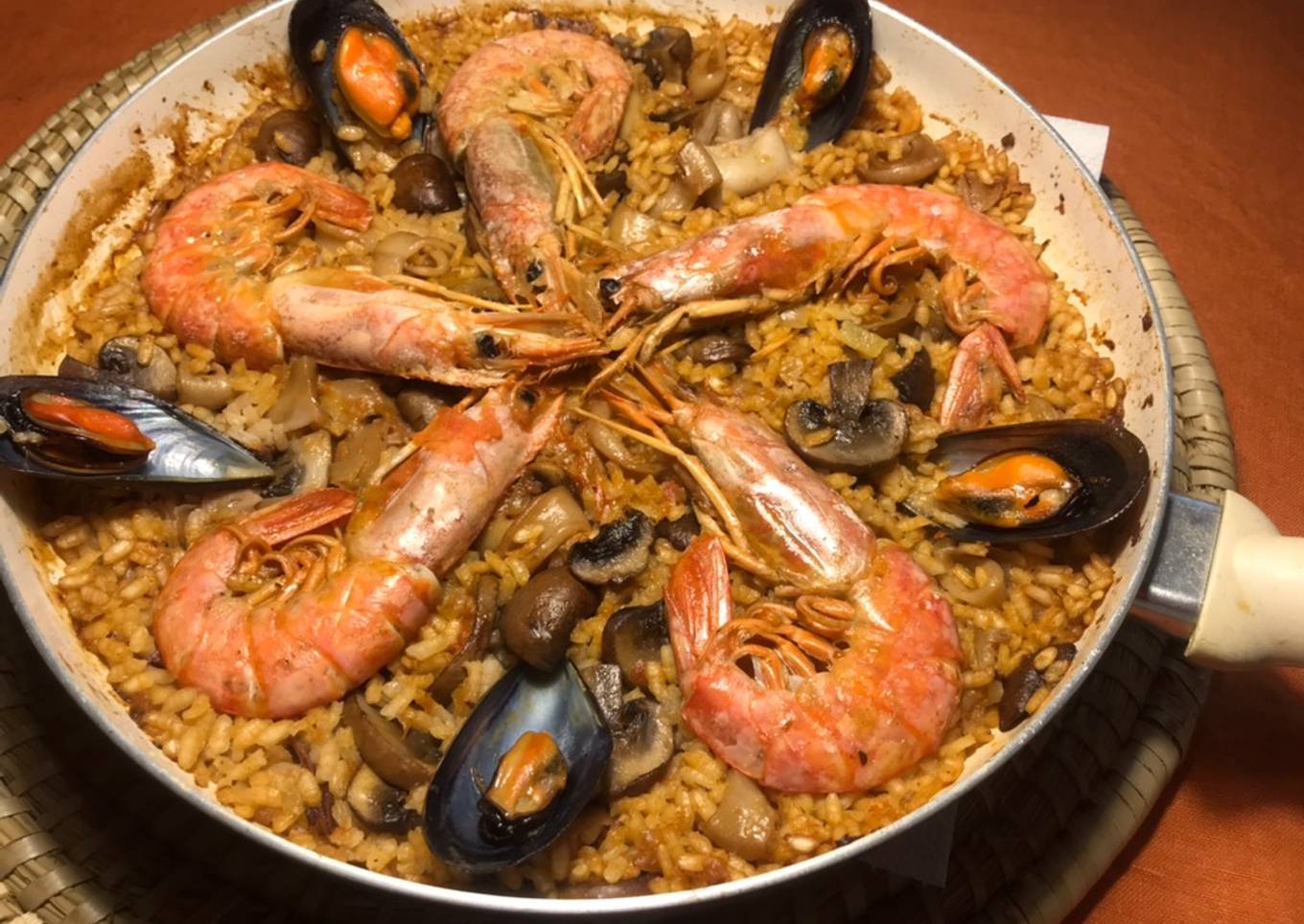 Paella de marisco en sartén, con caldo dashi, paso a paso