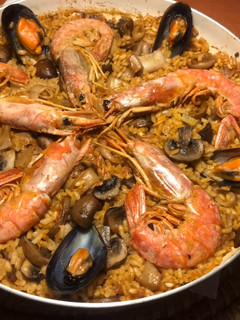 Una foto de Paella de marisco en sartén, con caldo dashi, (Japón), paso a paso
