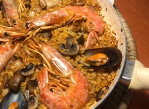 Una foto de Paella de marisco en sartén, con caldo dashi, (Japón), paso a paso