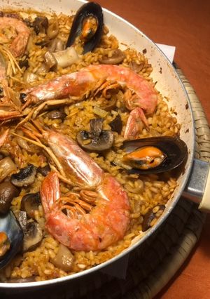 Una foto de Paella de marisco en sartén, con caldo dashi, (Japón), paso a paso