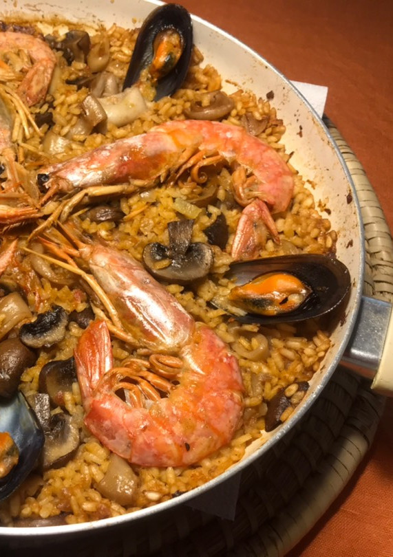 Una foto de Paella de marisco en sartén, con caldo dashi, (Japón), paso a paso