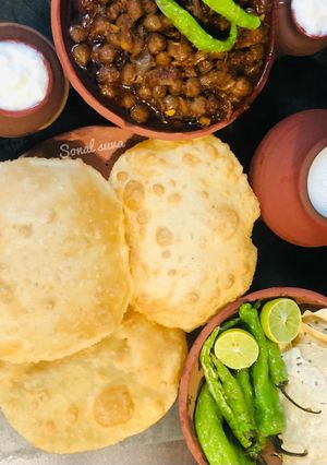 ભટૂરે (Bhature Recipe In Gujarati) રેસીપી મુખ્ય ફોટો