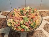 Ensalada de pasta y lechuga, atún🥬🥔🥕🥚