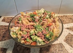 Una foto de Ensalada de pasta y lechuga, atún🥬🥔🥕🥚