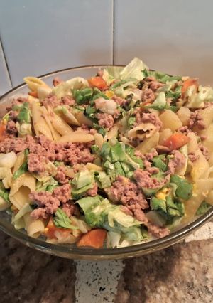 Una foto de Ensalada de pasta y lechuga, atún🥬🥔🥕🥚