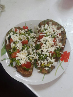 Una foto de Tlacoyos de nopal con frijoles