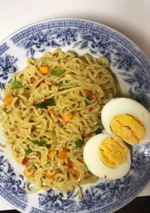 A picture of Veggies indomie and boiled egg.