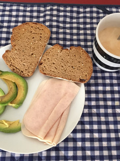 Una foto de Tostadas de pan de espelta con aguacate y pavo