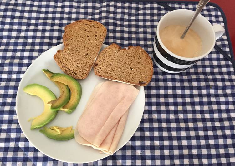 Tostadas de pan de espelta con aguacate y pavo