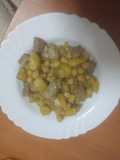 Carne de cochino con garbanzos y papas al mojo hervido