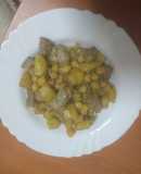 Carne de cochino con garbanzos y papas al mojo hervido