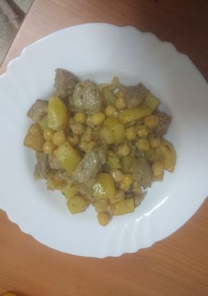 Una foto de Carne de cochino con garbanzos y papas al mojo hervido