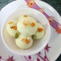 A picture of सूजी के रसगुल्ला.