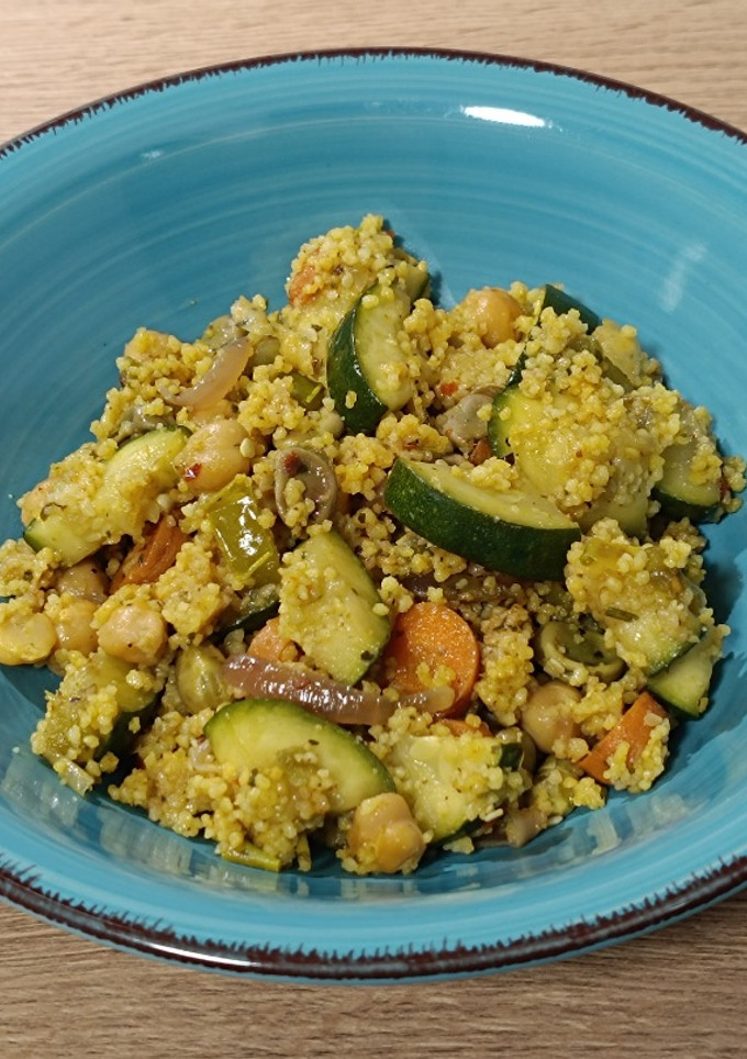 Una foto de Cous-cous de garbanzos y verduras al Ras el Hanout